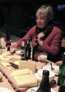 Die Bierversteherin Barbara Teichmann on tour. Verkostung Käse und Bier in Glon